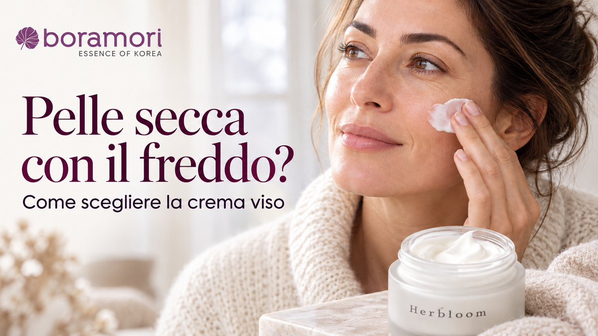 Donna che applica una crema viso, accanto alla crema HERBLOOM al kombucha, con il titolo “Pelle secca con il freddo?