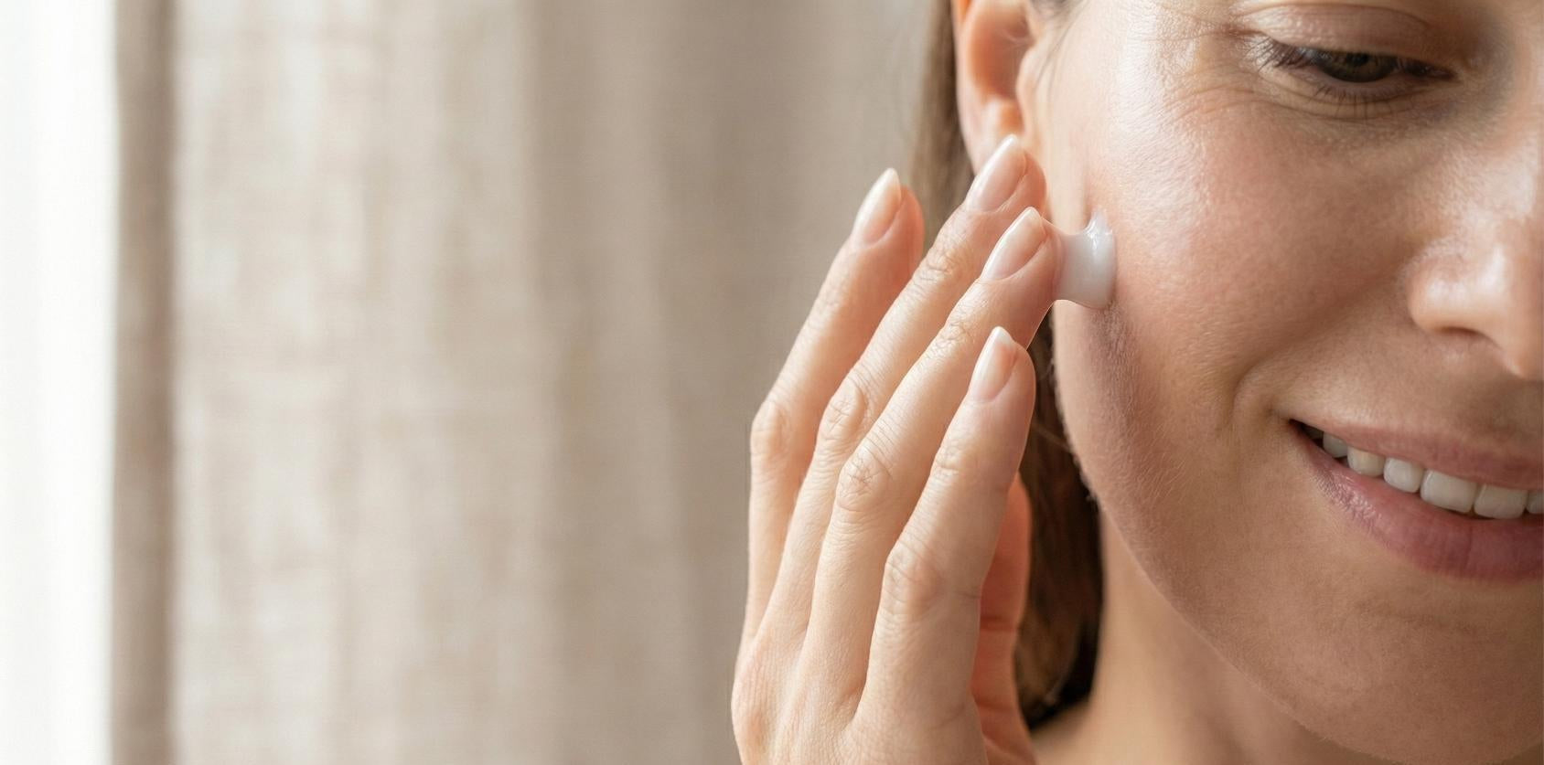 Dettaglio della texture fluida e leggera dell'emulsione viso AGE:ZERO sulle dita di una donna, pronta per l'applicazione nella routine di skincare coreana