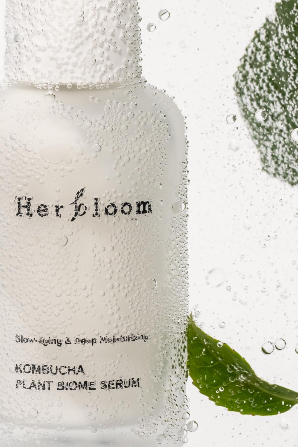 Applicazione del Fermented Kombucha Serum di Herbloom nella routine skincare coreana – effetto glow naturale