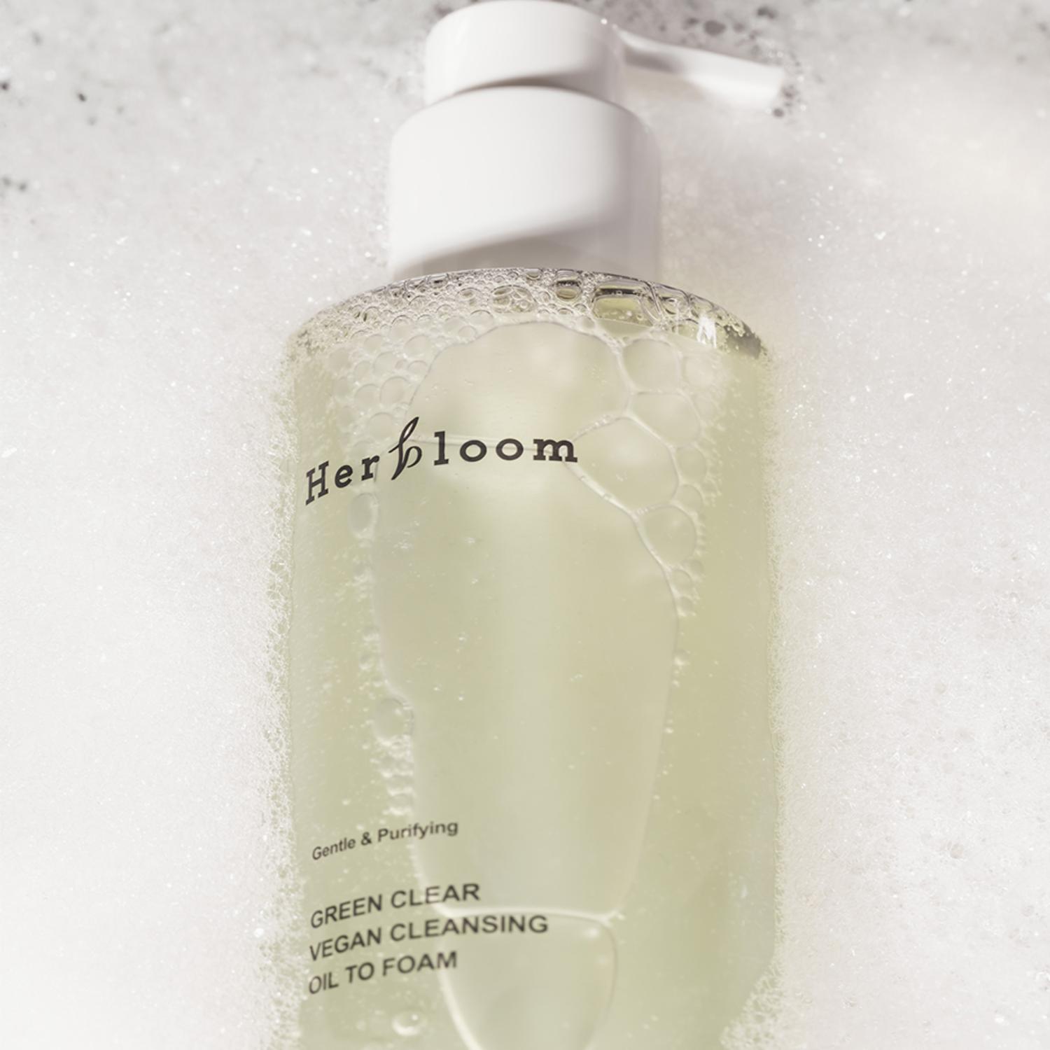 Applicazione del Herbloom Oil to Foam Cleanser nella routine skincare coreana – rimozione trucco e impurità con delicatezza