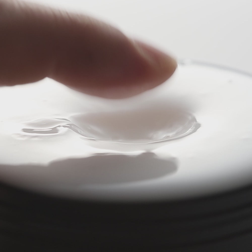 Crema viso antiage glow con attivi idratanti e rimpolpanti AVEA, leviga e illumina la pelle migliorando la compattezza.
